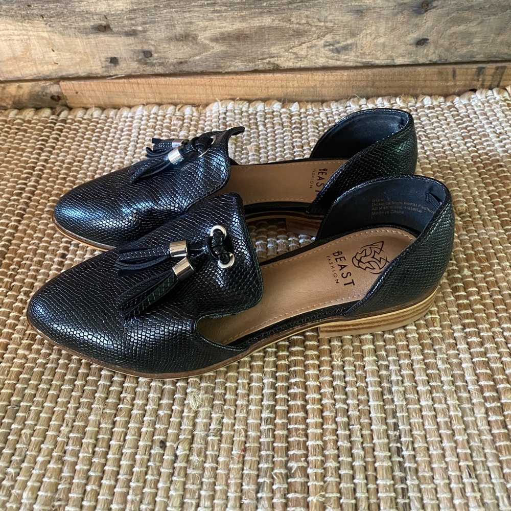 BEAST FASHION Black Faux-Snakeskin Tassel D'Orsay Loafers